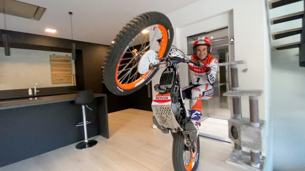 Toni Bou Μένουμε Σπίτι