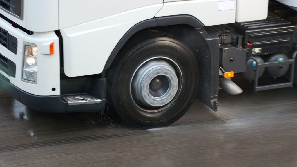 Ελαστικά φορτγηφά λεωφορεία, απαγόρευση