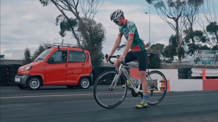 Ποδηλάτης κόντρα σε αυτοκίνητο video