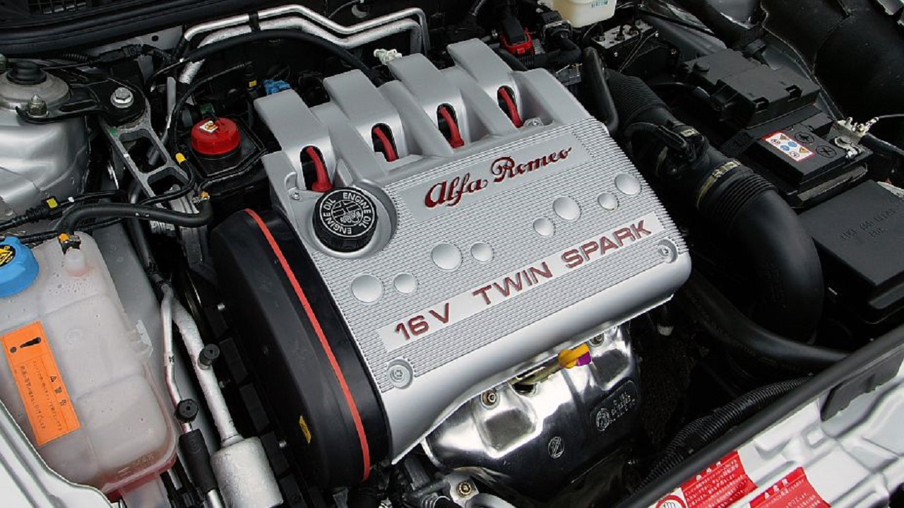 Моторы alfa. Альфа Ромео 156 2.0 Твин Спарк. Альфа Ромео Твин Спарк. Двигатель Альфа Ромео 156. 16v Twin Spark.