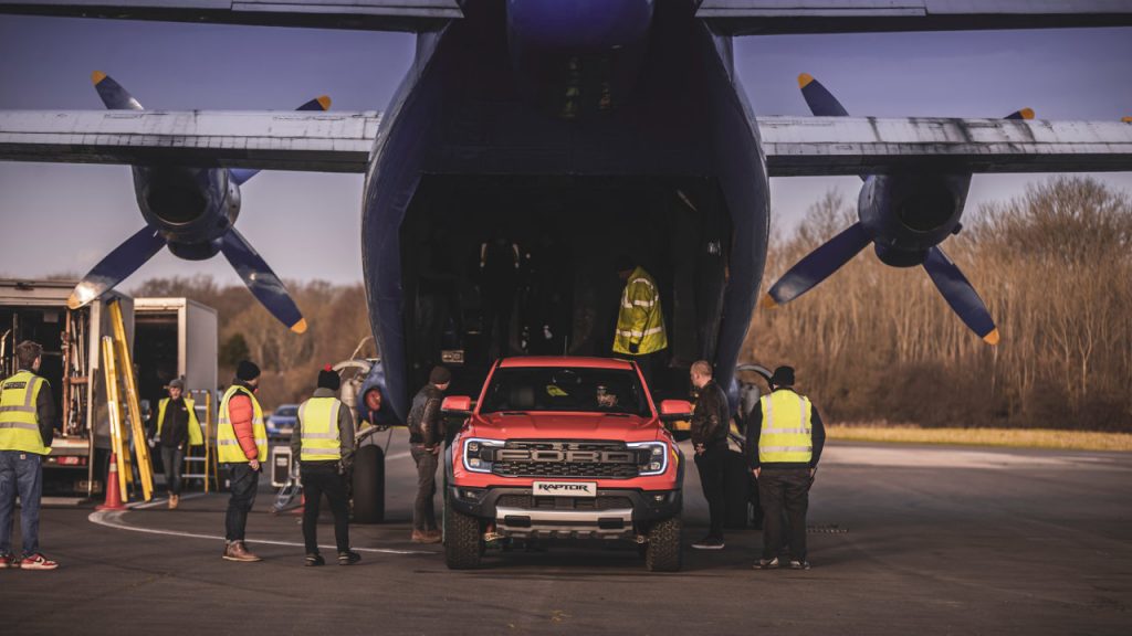 Ford anger Raptor 2022 action video