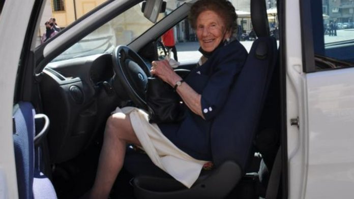 Οδηγός 100χρονών ανανέωσε το δίπλωμα αυτοκινήτου 2022