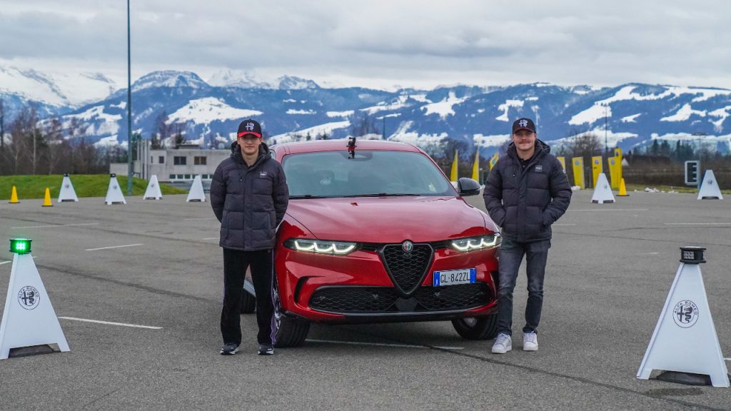 Valtteri Bottas και Zhou Guanyu, δοκιμάζουν την Alfa Romeo Tonale Plug-in Hybrid Q4