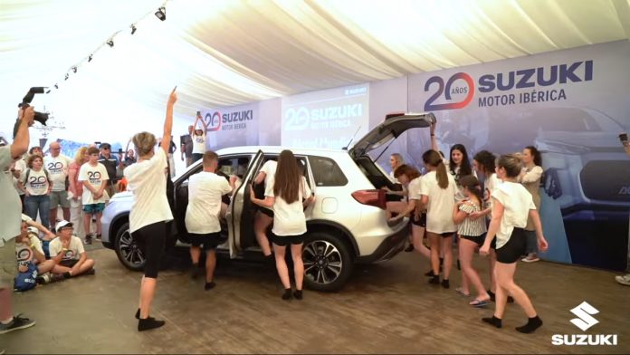 Πόσα άτομα χωράνε σε ένα Suzuki Vitara 2023 video