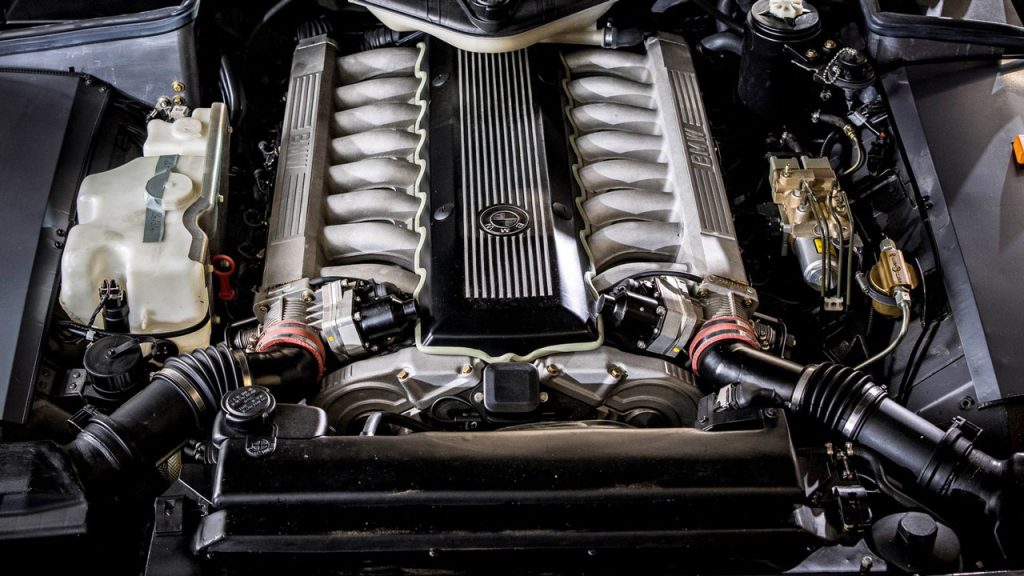 BMW 750iL V16 Goldfisch