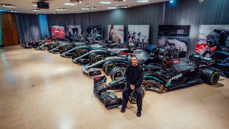 lewis_hamilton_mercedes_museum