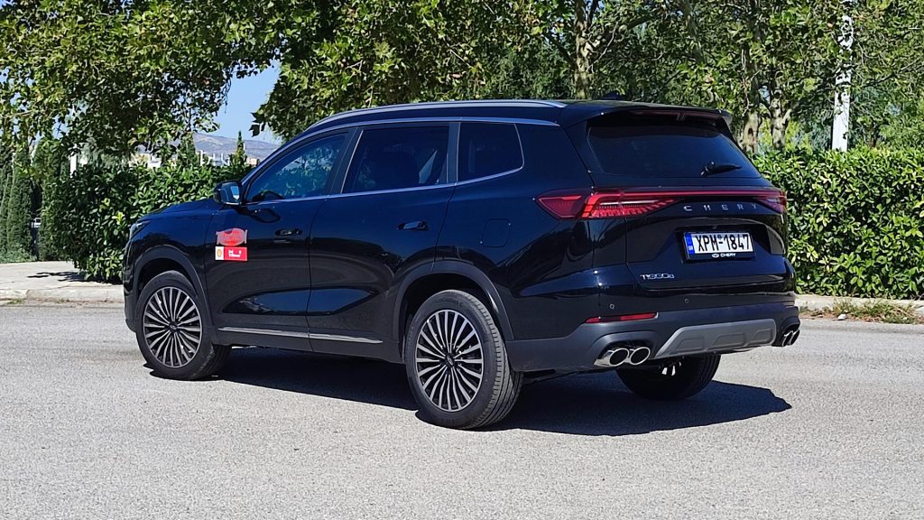 Το πίσω μέρος του βενζινοκίνητου Chery Tiggo8