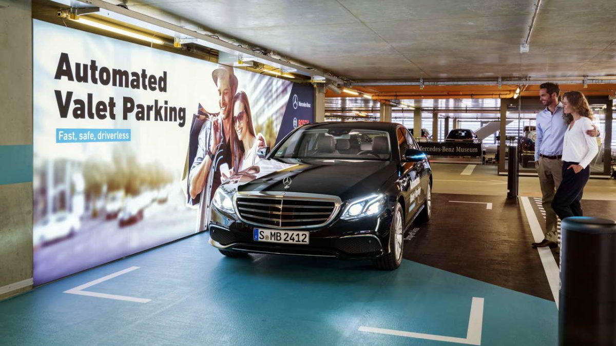 Bosch und Daimler zeigen fahrerloses Parken im realen Verkehr: Weltpremiere im Parkhaus des Mercedes-Benz MuseumsBosch and Daimler demonstrate driverless parking in real-life traffic: World premiere in the multi-storey car park of the Mercedes Benz Museu