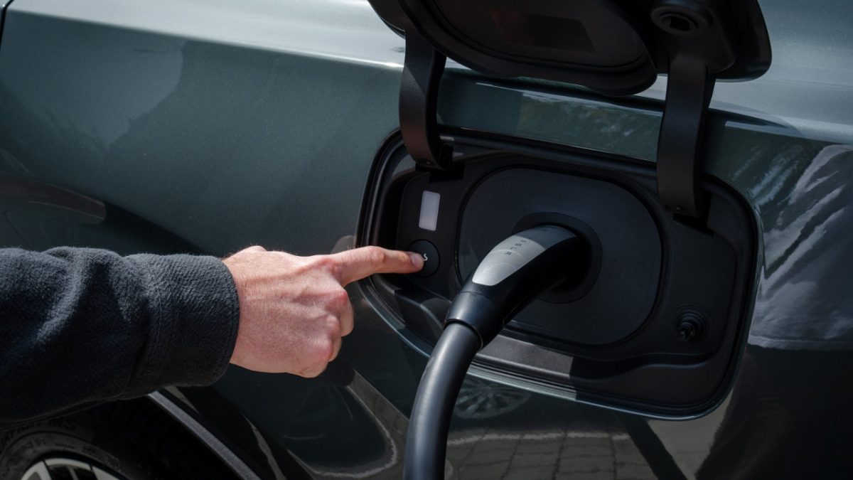 Συνεργασία Volvo και Tesla φορτιστές