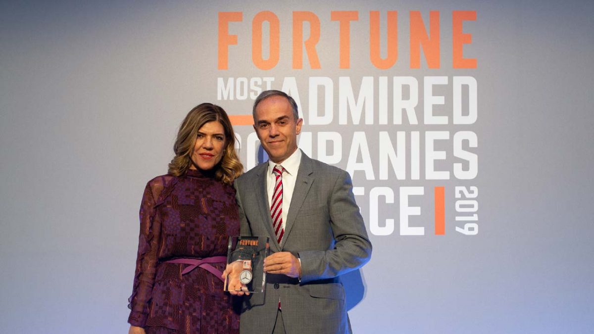 Ο κος Ιωάννης Καλλίγερος, Πρόεδρος & Διευθύνων Σύμβουλος Mercedes-Benz Ελλάς παραλαμβάνει τη διάκριση για την εταιρεία από την κα Αναστασία Παρετζόγλου, Fortune Brand Manager.