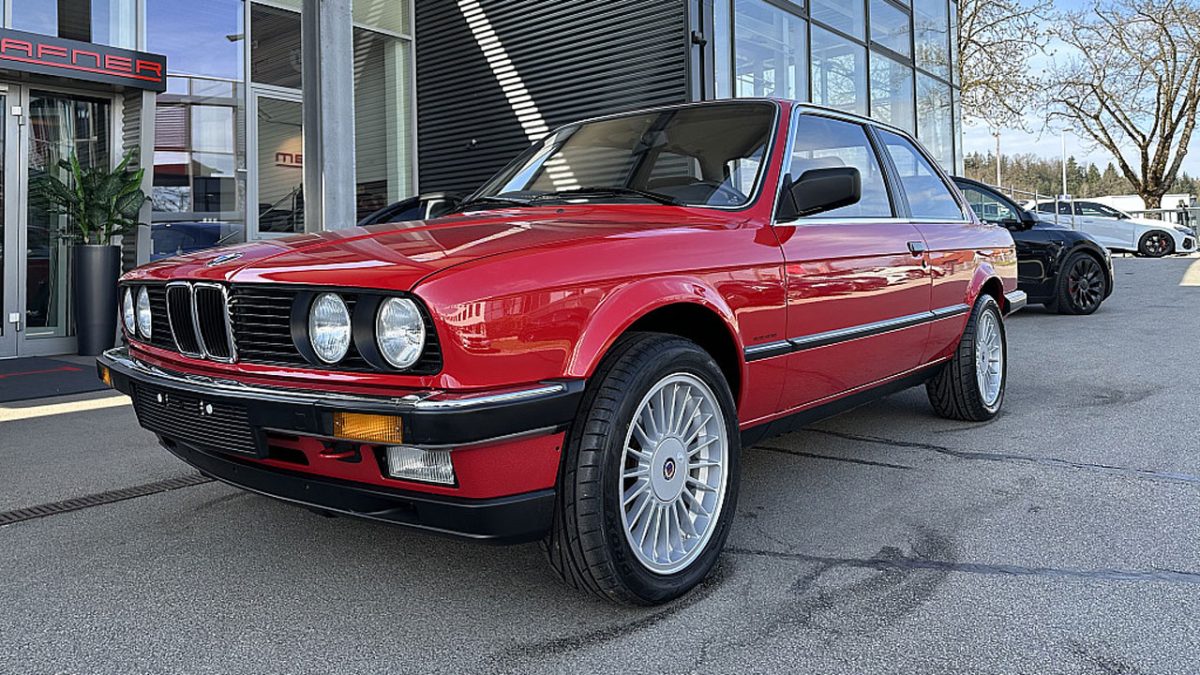 BMW E30 323i