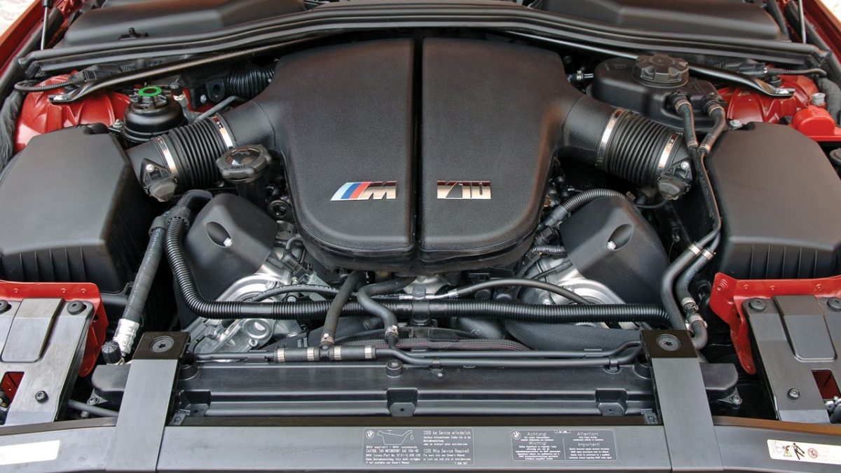 bmw-enas-apo-tous-telefteous-kataskevastes-v10-kinitiron