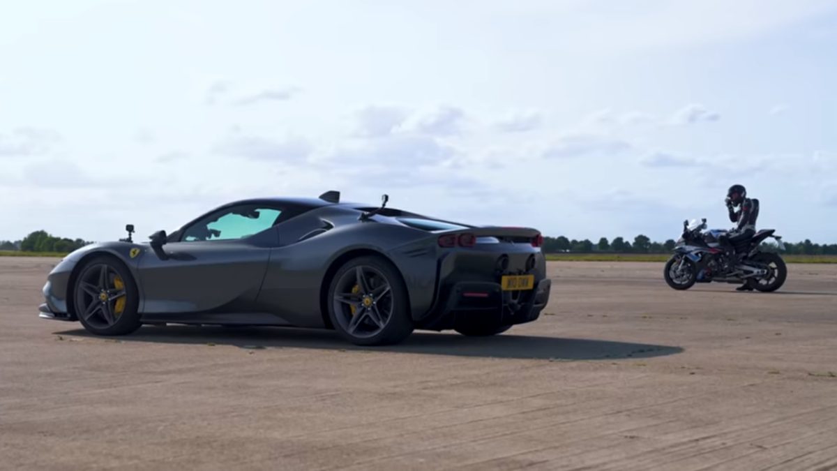Ferrari SF90 vs BMW M 1000 RR video