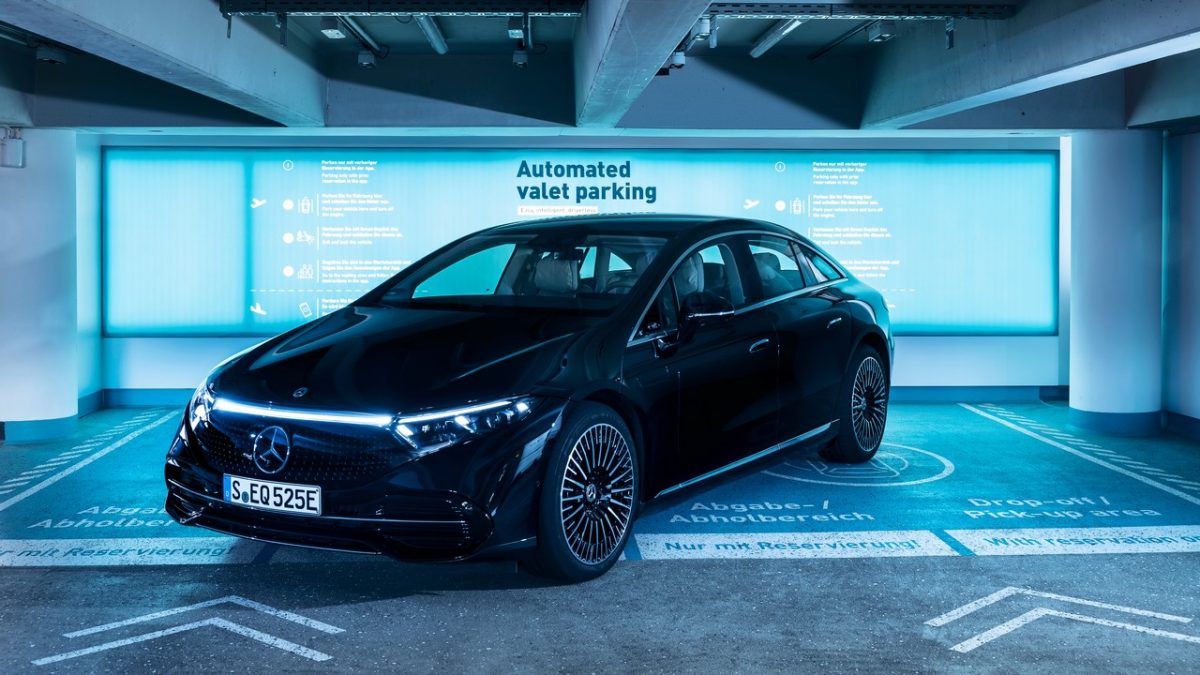 Mercedes-Benz erhält für das gemeinsam mit seinem Technologiepartner Bosch entwickelte „Automated Valet Parking“ die Freigabe der Behörden für den Serienbetrieb. Die weltweit erste vollautomatisierte und fahrerlose Parkfunktion (SAE Level 4) wird für bestimmte Varianten der S-Klasse und des EQS mit der entsprechenden Vorrüstung „INTELLIGENT PARK PILOT“ verfügbar sein und in Deutschland zunächst im Parkhaus P6 am Airport Stuttgart starten. 

Mercedes-Benz has received official approval for commercial use in Germany for the “automated valet parking” service, which has been developed together with the technology partner Bosch. The world’s first highly automated driverless parking function (SAE Level 4) will be available in Germany for certain S-Class and EQS variants featuring the INTELLIGENT PARK PILOT and will debut in the parking garage P6 at the Airport Stuttgart.