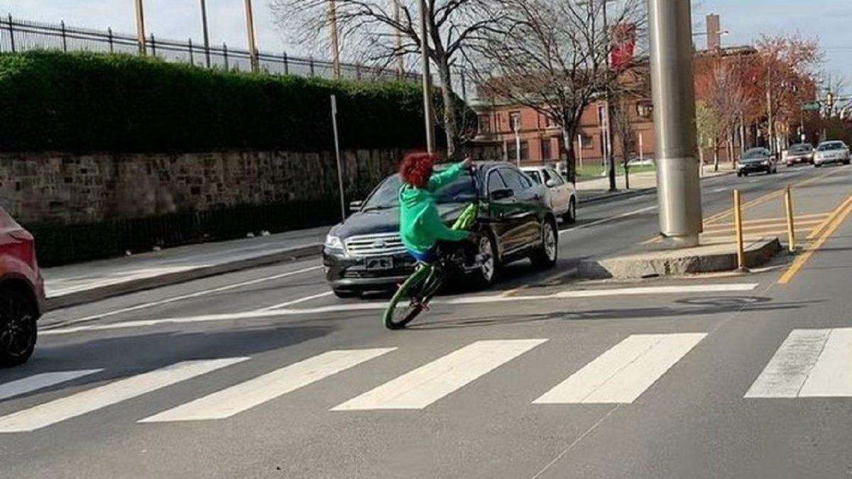 podilates-tromazoun-odigous-kanontas-souza-mprosta-tous