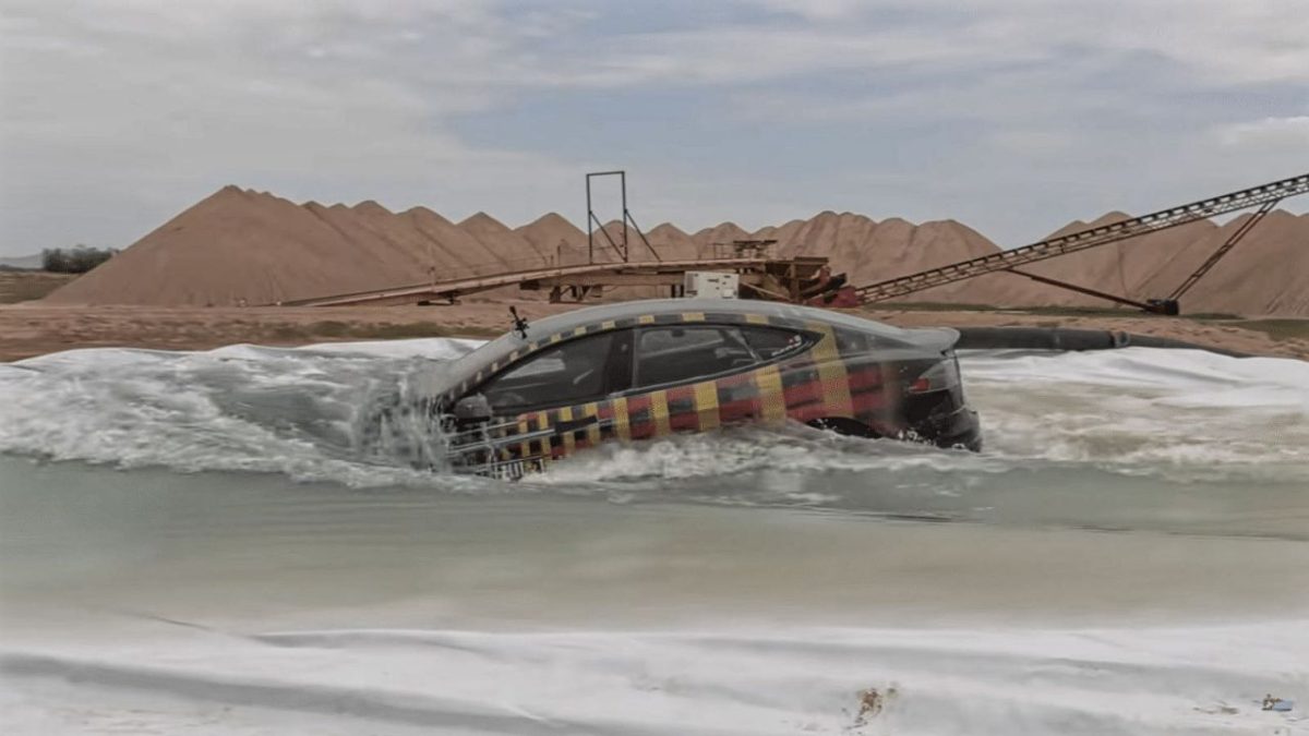 Tesla Model S νερό