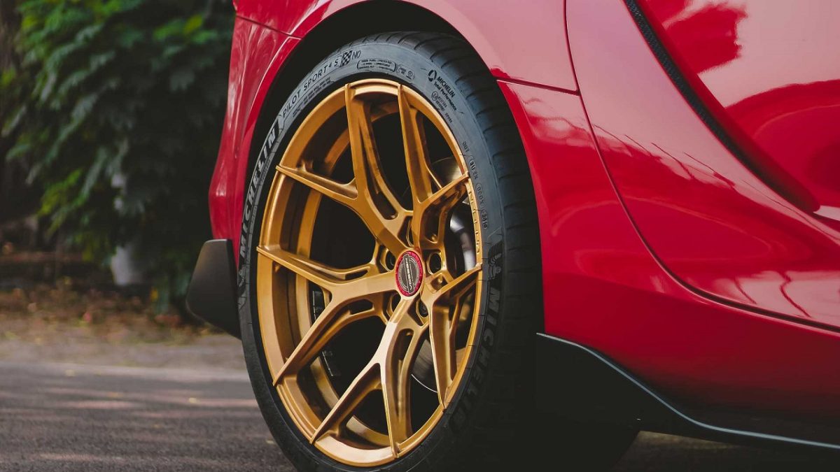 this-2020-toyota-gr-supra-flaunts-20-inch-vossen-hf-5-gold-wheels_4