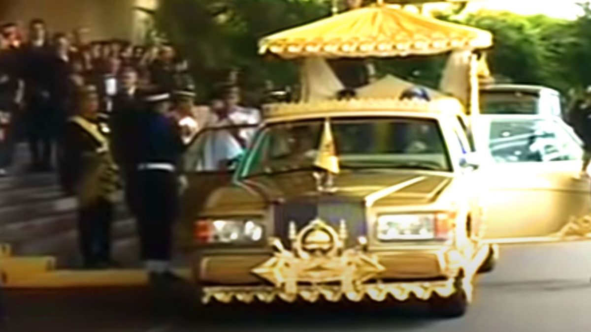 χρυσή Rolls-Royce Silver Spur II 2022